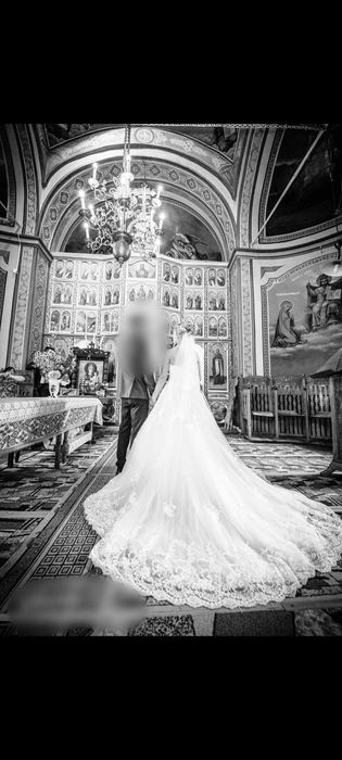 Vând rochie de mireasă cu trena
