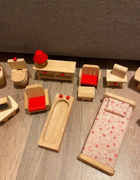 Casuta din lemn pentru papusi