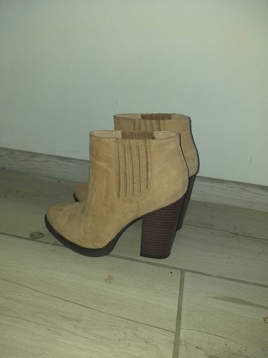 Дамски боти с ток