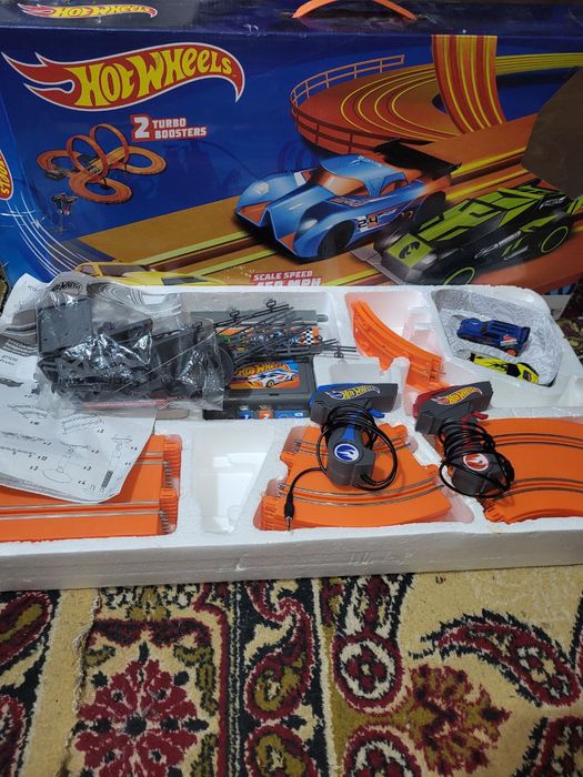Продаётся трасса hot wheels оригинал торг есть savdolanish bor