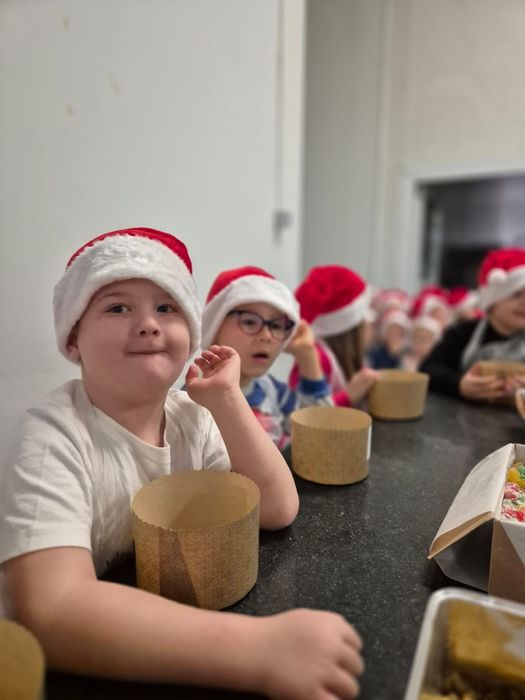 Vând mai multe articori de bebeluși trac 150 lei balansoar 100lei