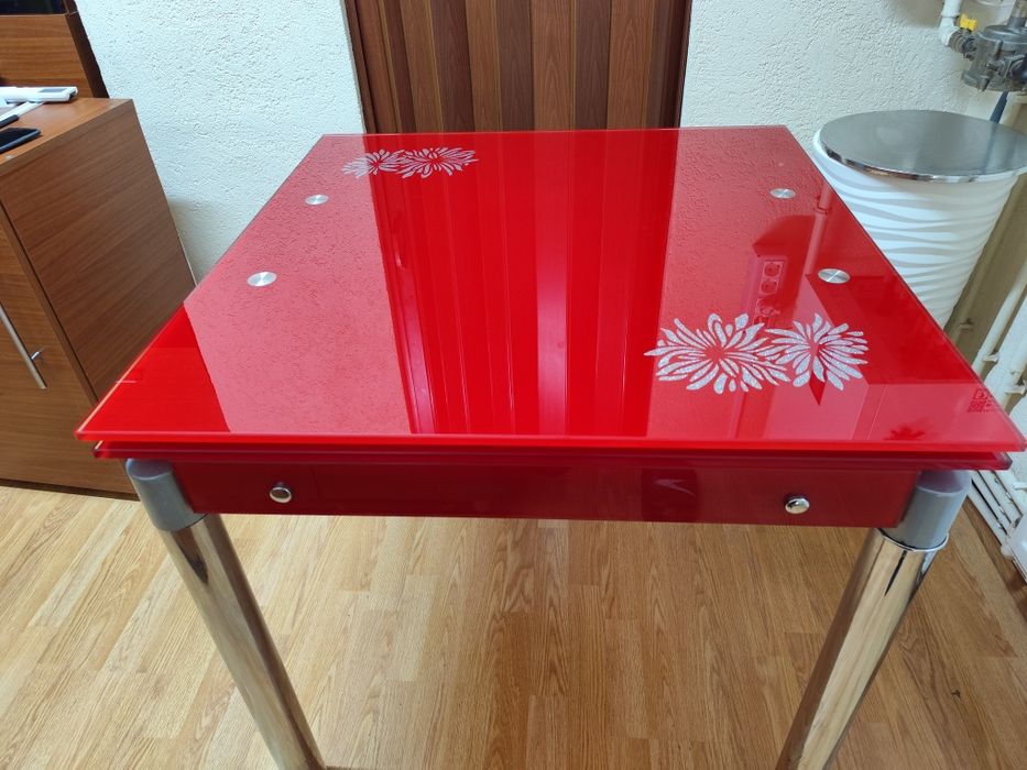 Masă sticlă extensibilă model deosebit