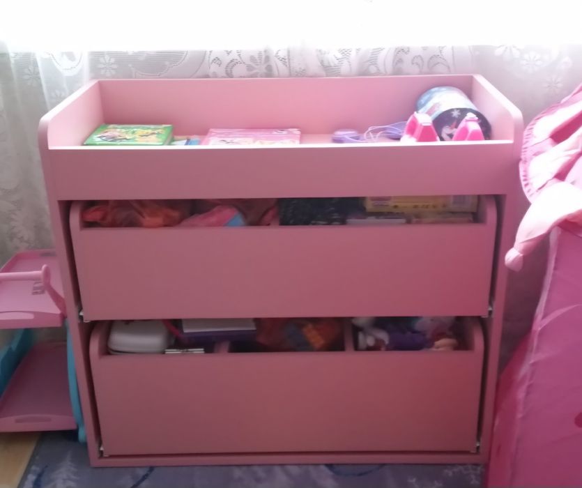 Дървена детска кухня и дървен шкаф за играчки и книги