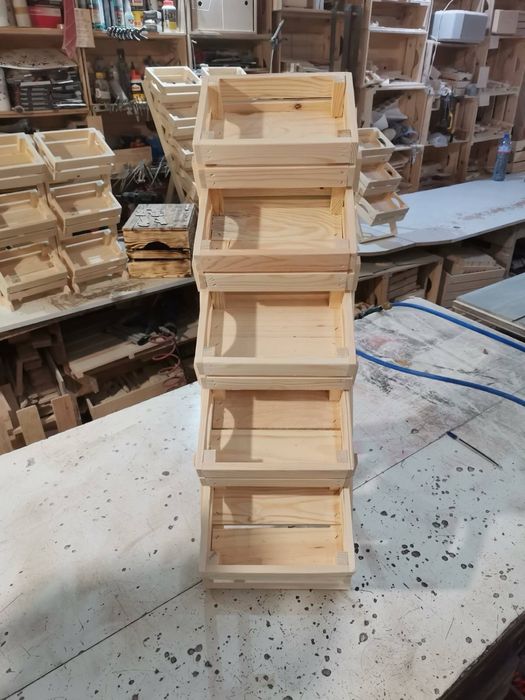 Стъпаловиден мини стелаж с 5 мини щайги