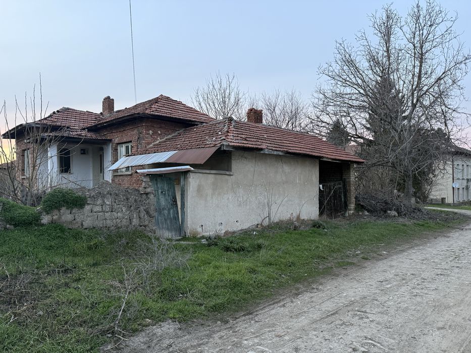 Къща в с.Дренов с голям двор