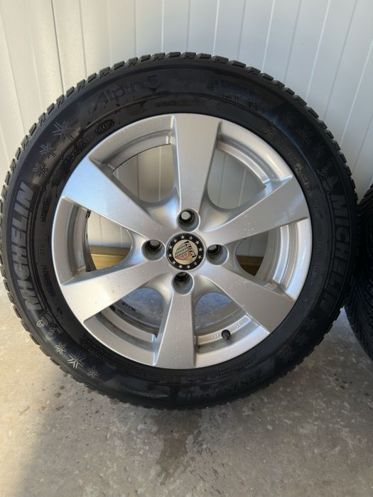 Комплект зимни гуми с джанти от Citroen: 2х Michelin  Alpin 5 215 55 r16 ; 2x Dunlop sp winter sport 4d 205 55 r16