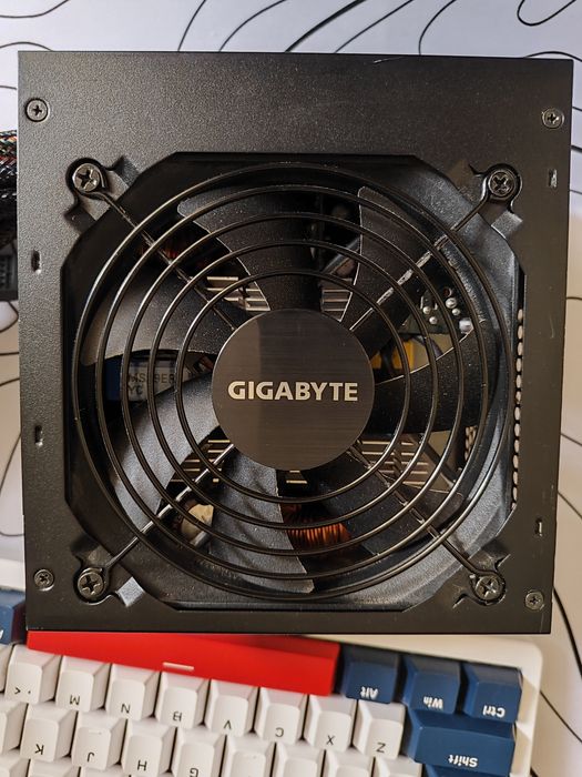 Блок питания Gigabyte p650b 80+bronze