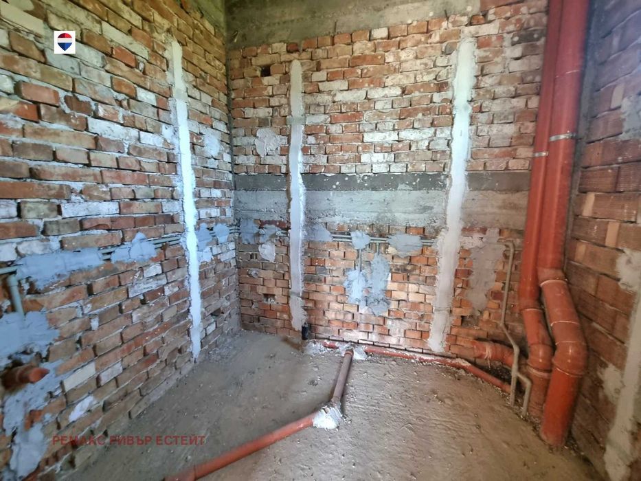 Къща с двор за продажба в с. Красен
