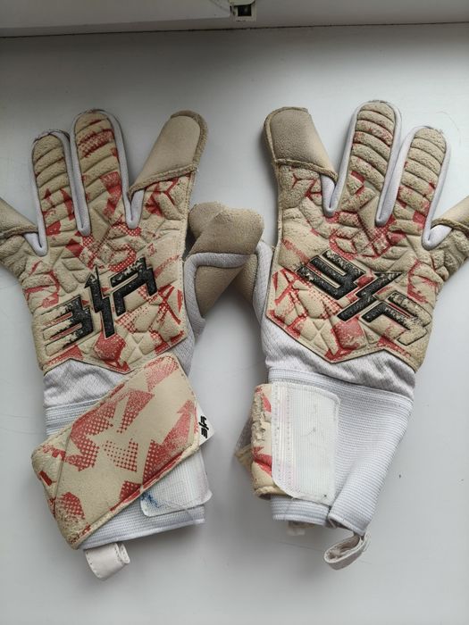 Продам 2 пары перчаток и 2 мяча