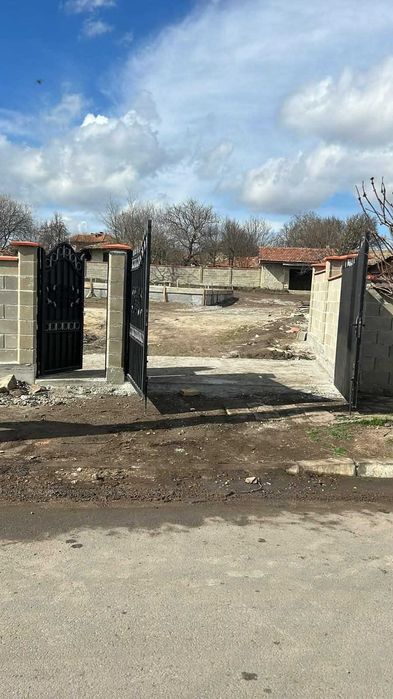 Продава се къща с дворно място