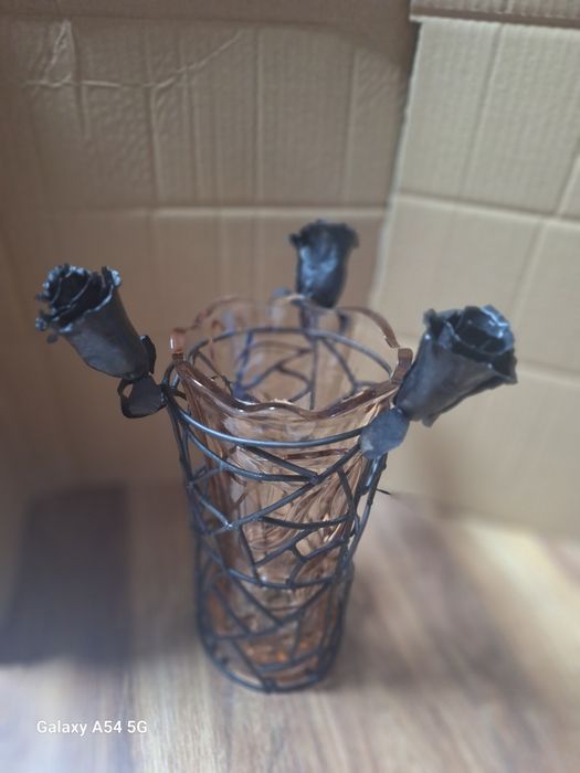 Ръчно Направена Декоративна Ваза с Рози