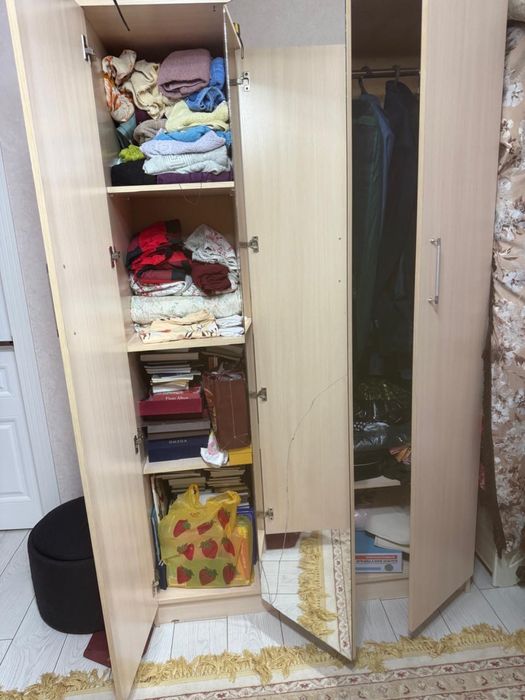 Продам шкаф с зеркалом