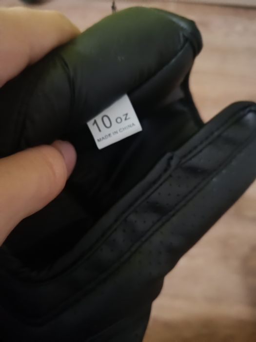 Продам боксерские перчатки венум