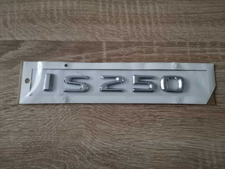 сребрист надпис Lexus IS 250