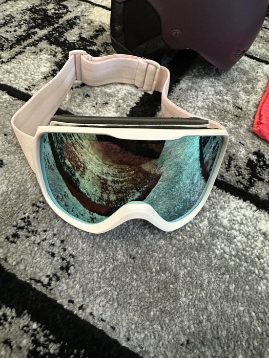 Haine ski snowboard femei (geaca/pantaloni/casca/ochelari)