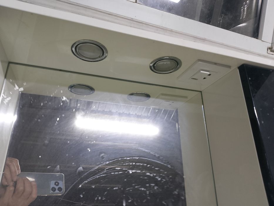 Раковина с тумбой и шкафчиком.