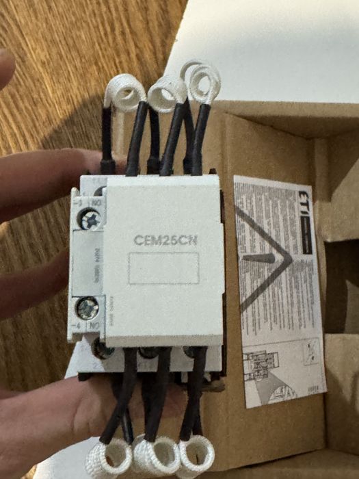 Contactor pentru baterii de compensare