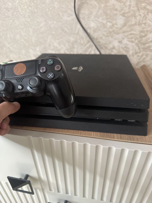 Продается PS 4 PRO состояние отл с дисками комплект 15-18игр
