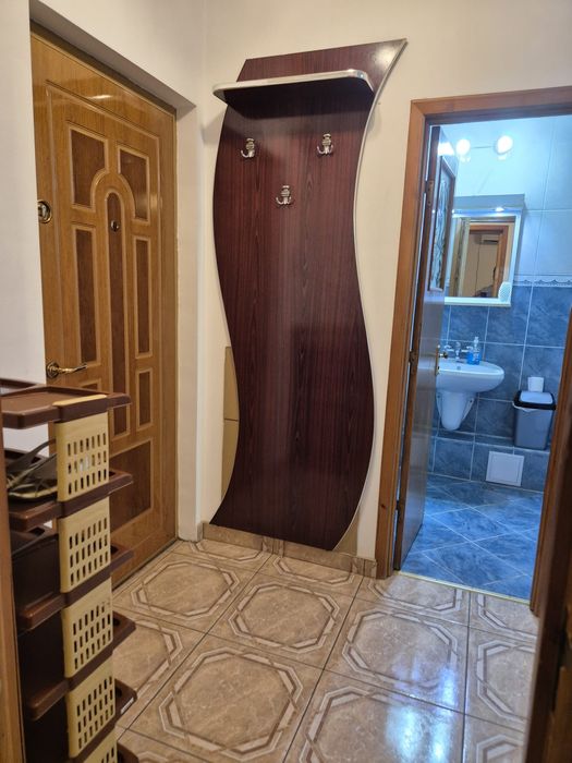 Garsoniera mare 40 mp de închiriat in bloc de apartamente