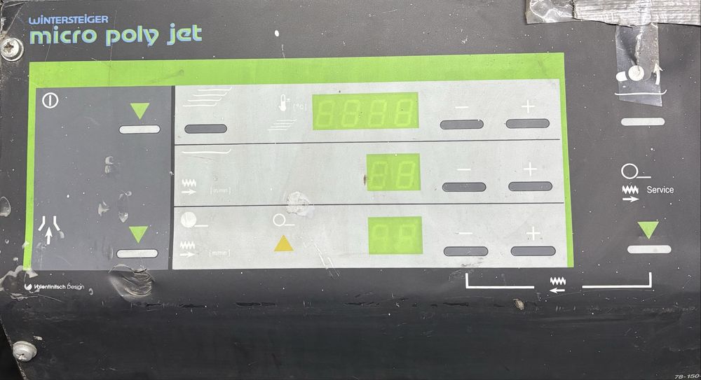 Машина за ски сервиз Wintersteiger, за заливане на ски.