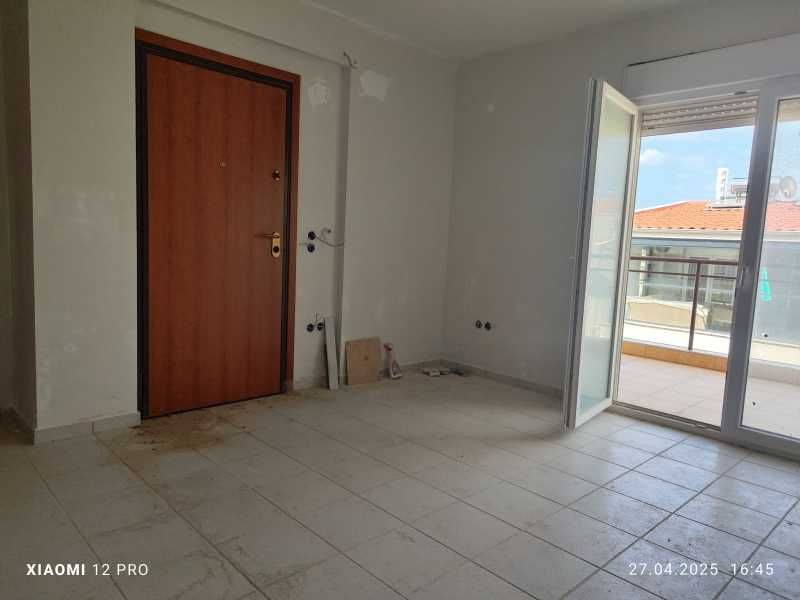 ПРОДАВА Просторен,нов апартамент в Паралия Офринио, Кавала