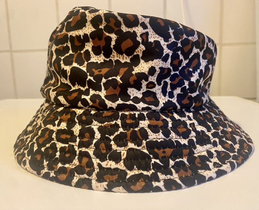 Pălărie bucket reversibilă – neagră & animal print