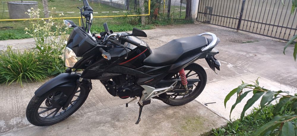 Vând motocicleta Honda CB125