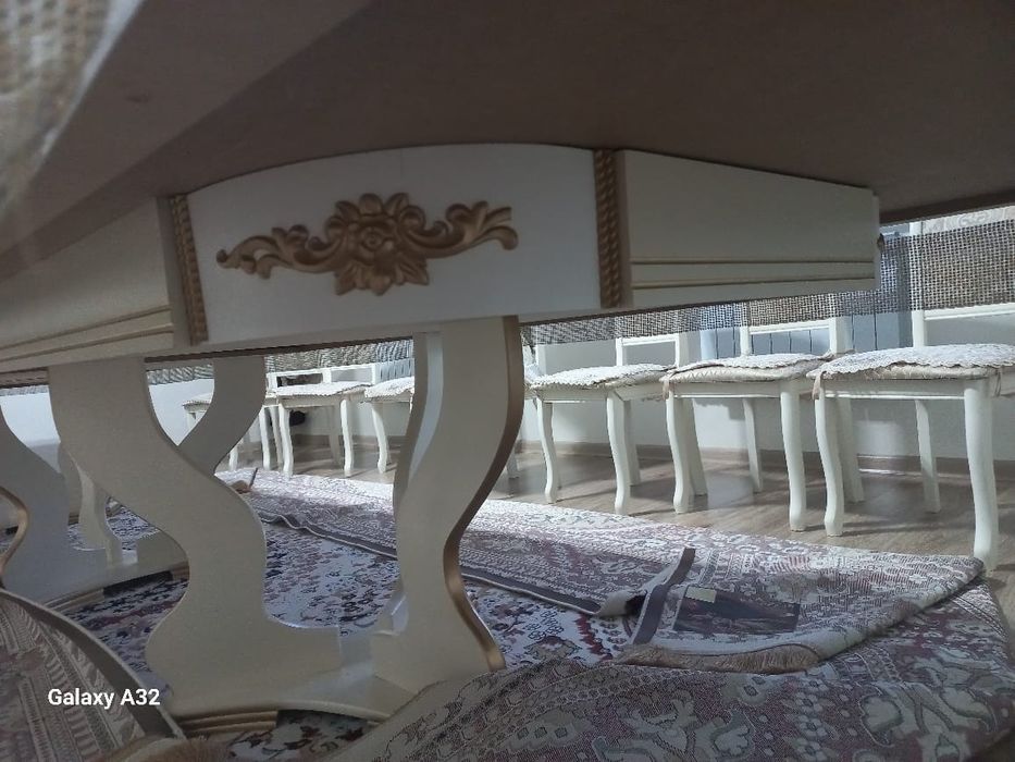 Қонақ бөлмеге стол сатылады.