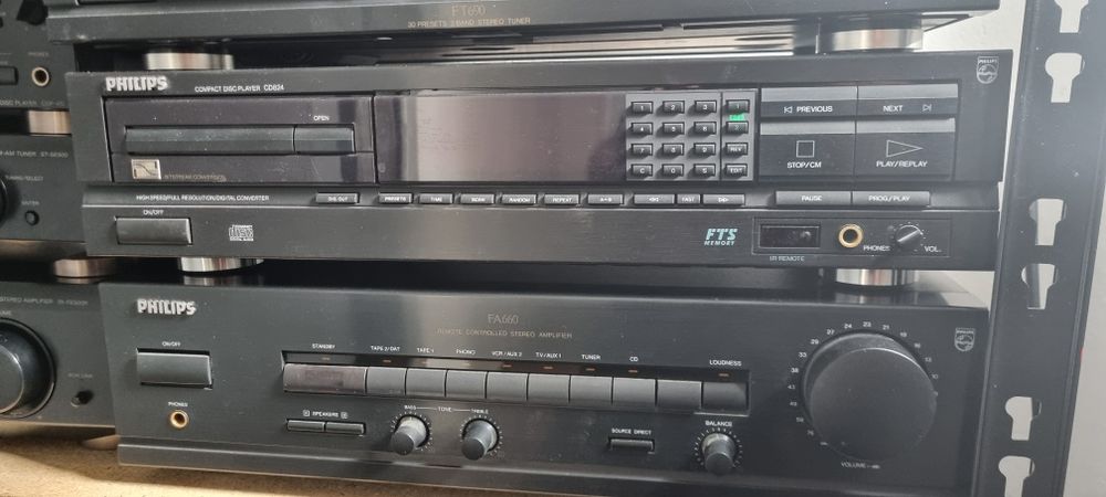 Linie audio Philips compusa din Amplificator, dublu deck, cd player si tuner
