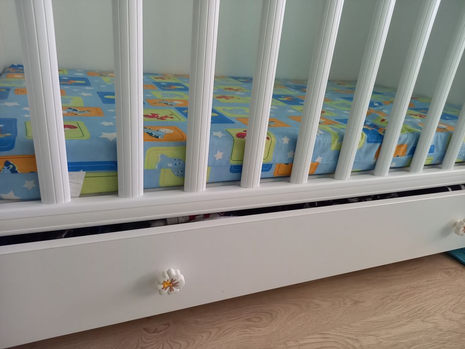 Детско легло с матрак + бонус бебешко столче за кола