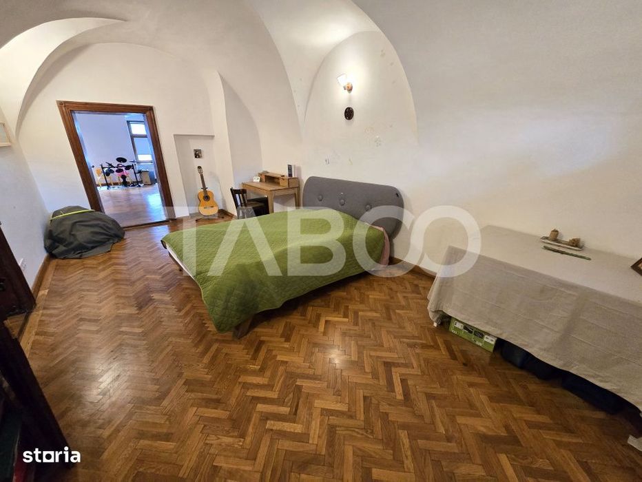 Apartament decomandat de vanzare cu pivnita in Centrul Istoric Sibiu