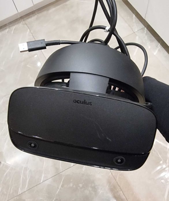 VR очила Oculus Rift S + 1 контролер + кутия