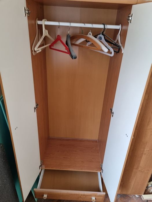 Малък гардероб с дървесни мотиви