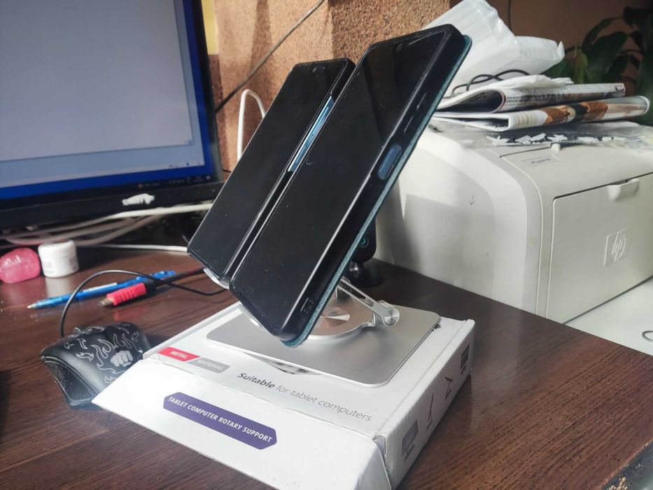 Метална стойка за телефон и таблет.