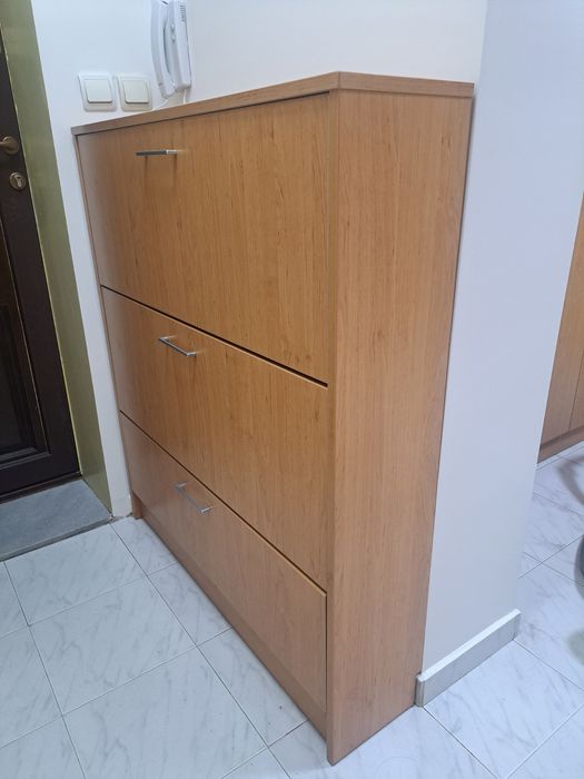 Продавам шкаф за обувки
