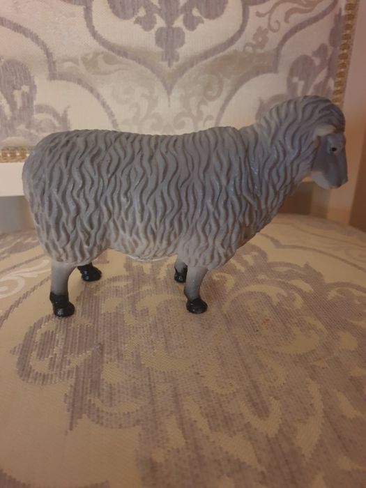 Игрушки лошадка и барашек.