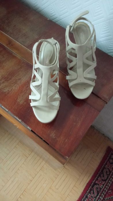 Sandale elegante si foarte comode cu toc, nr 36, marca NATURALIZER