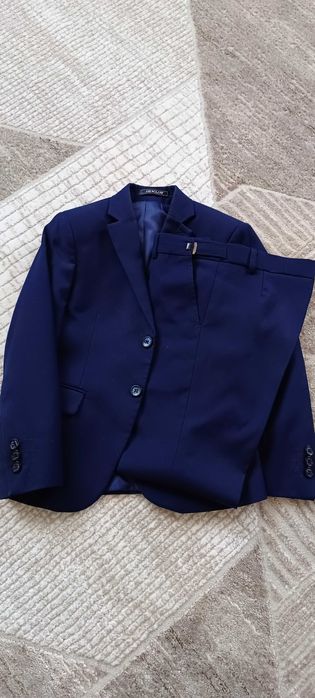 Продам школьную форму для мальчика