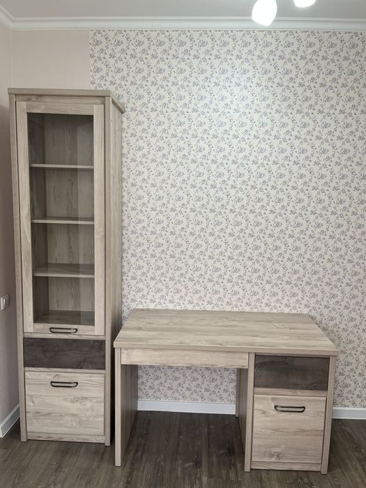 Шкаф витринный с столом