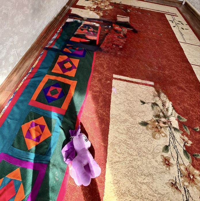 Продам красивый ковер в гостинную комнату.