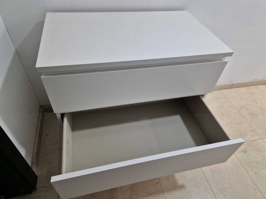 Скрин IKEA MALM с 3 чекмеджета в бял цвят и изчистен скандинавски дизайн.