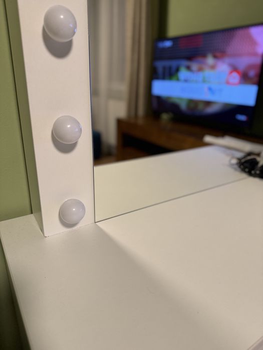 Masa de machiaj cu becuri