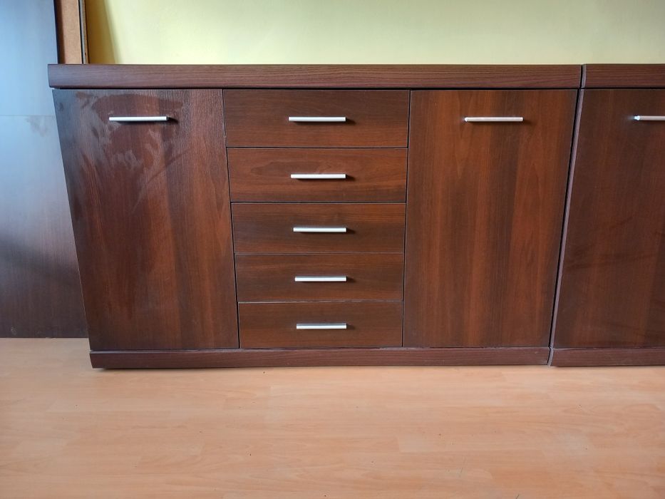 Шкаф с чекмеджета и вратички