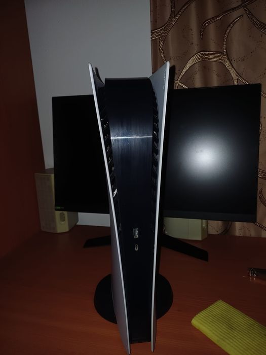 Vând PlayStation 5 in stare perfecta + un cont în valoare de 1700 lei! Sau schimb cu un PC cu performanțe asemănătoare