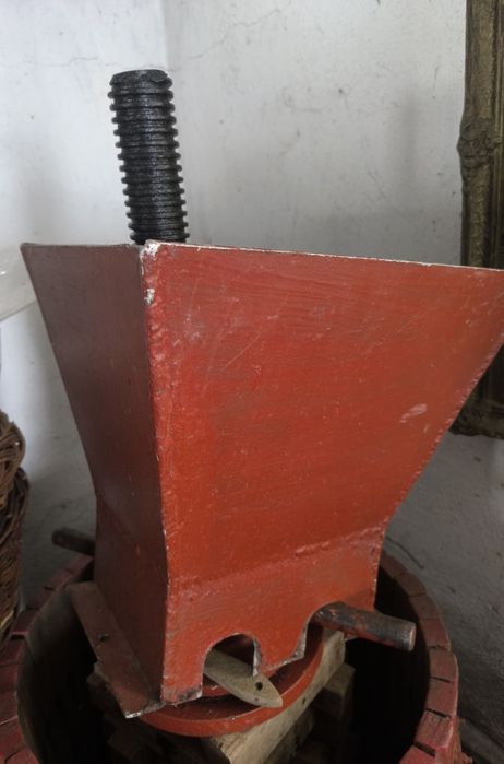 Vând Teasc (moara)mare de struguri + zdrobitor din material rezistent (nu ce se găsește la Dedeman,Brico etc @)