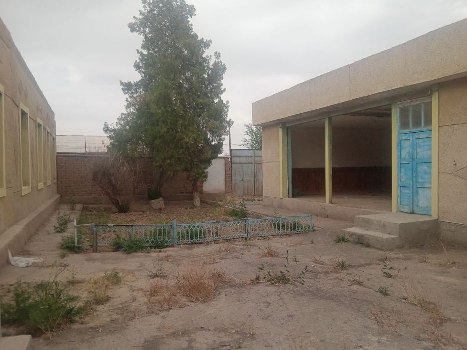 Касби сентири дустлик махаласида қурилиши тугаланмаган турар жой сотил