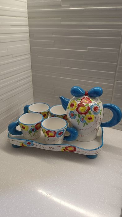 Сервизный набор (чайник+чашки)