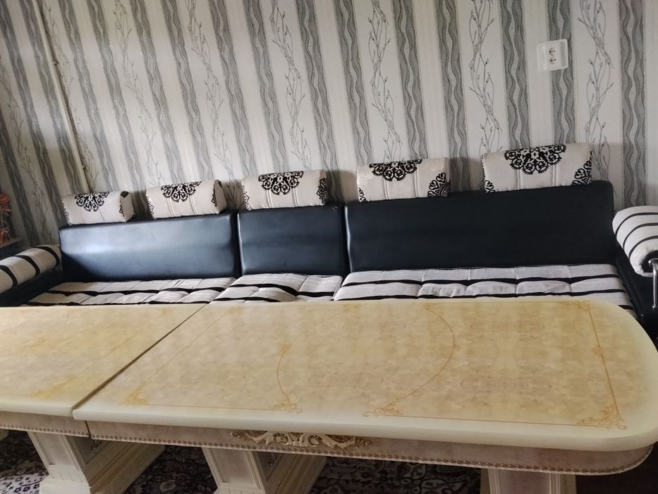 Стол для гостинной