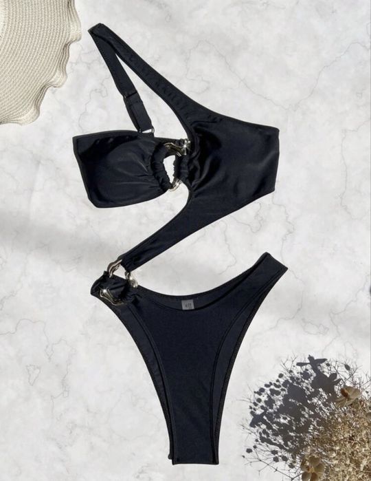 Черен бански костюм тренд