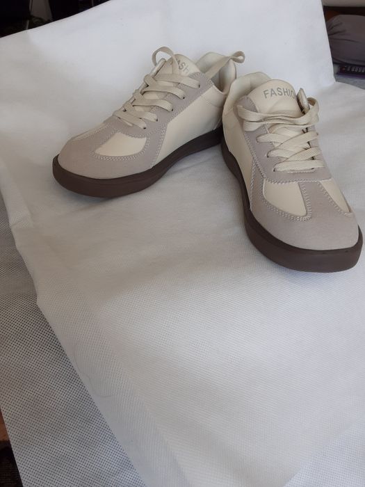 Кроссовки женские